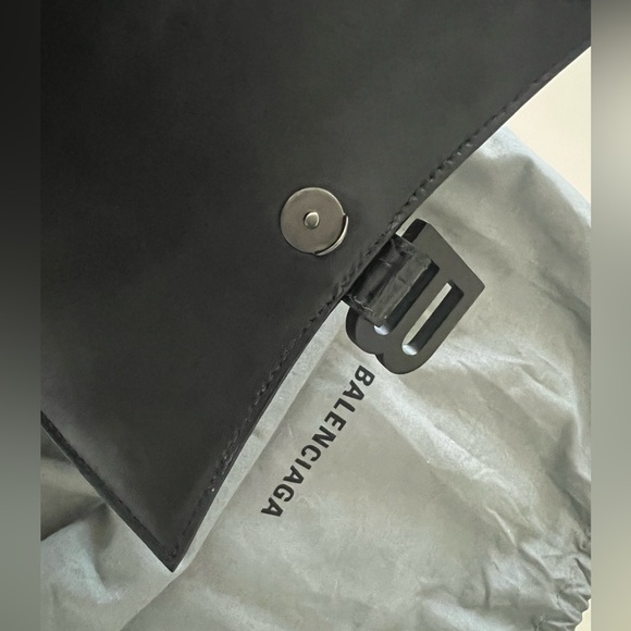 Black Crocodile Embossed Handbag - Picture 9 of 9